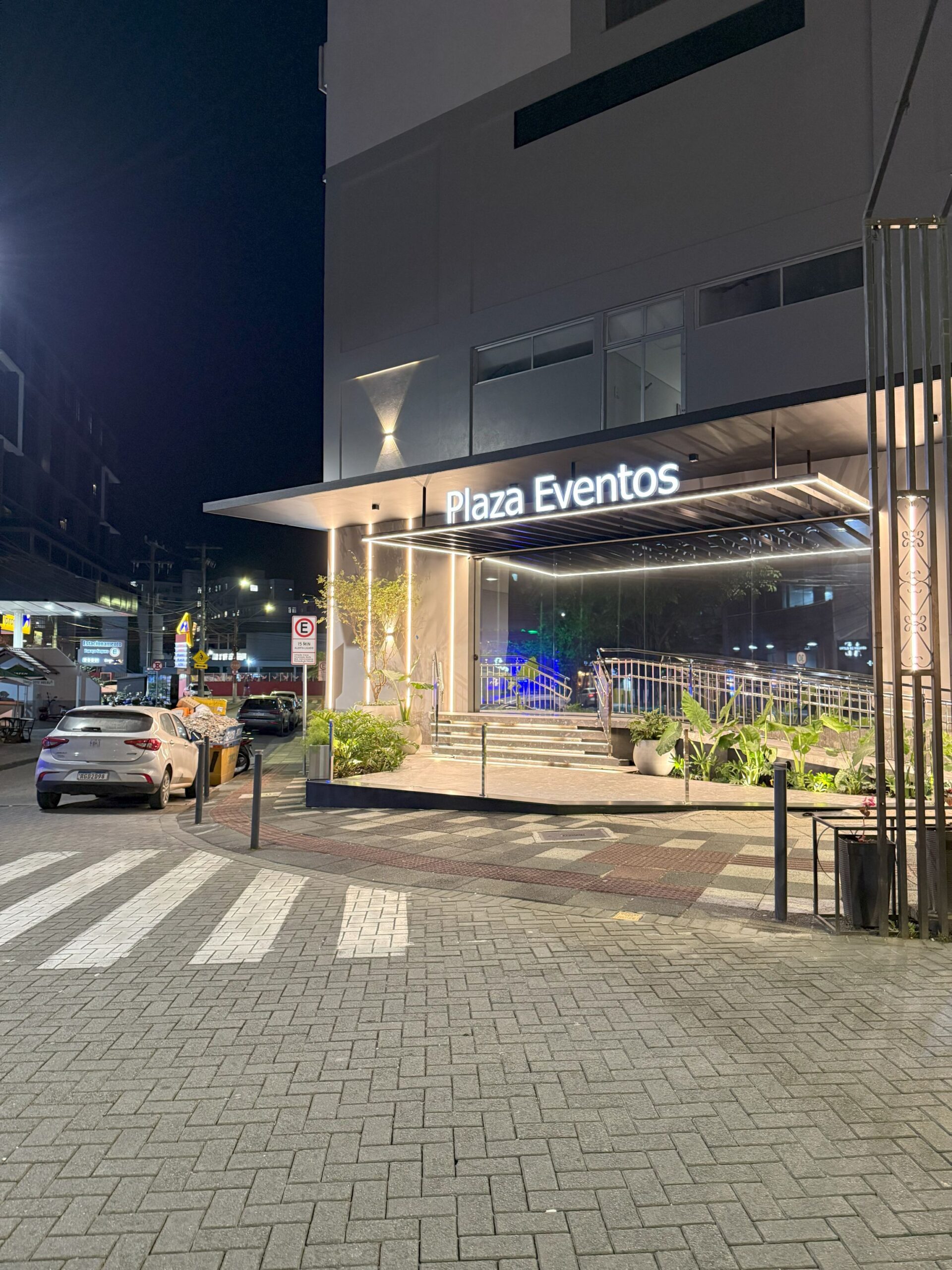 Oktoberfest em Blumenau impulsiona investimento no Salão Cristal que ganha uma entrada pela Rua Curt Hering