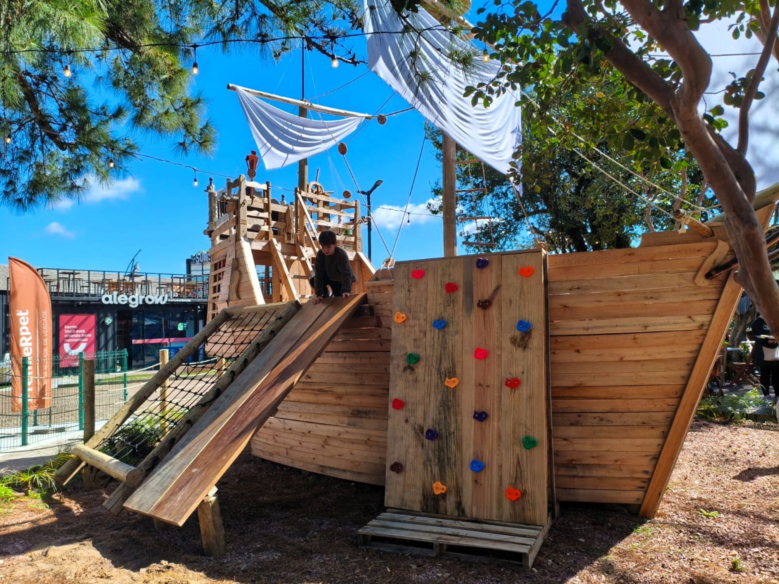 Famiglia Facin inaugura o navio Piratas do Guaíba na Casa Nápoles do Cais Embarcadero e apresenta novidades para o público infantil 