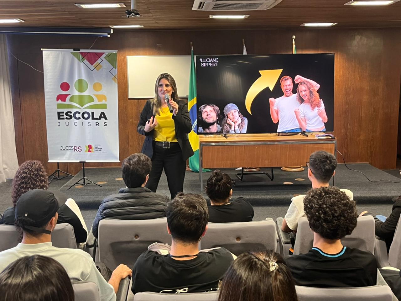 Dra. Luciane Sippert, professora da Uergs, participa da Jornada JucisRS de Internalização com palestras sobre saúde mental e prevenção ao Câncer de Mama