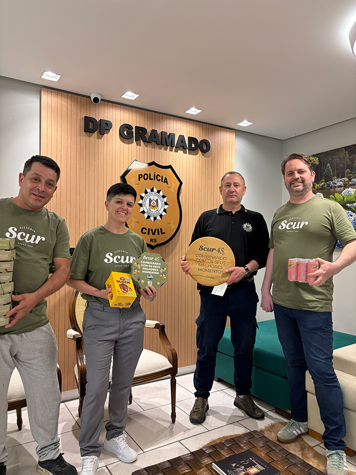 Scur presenteia entidades e órgãos públicos de Gramado