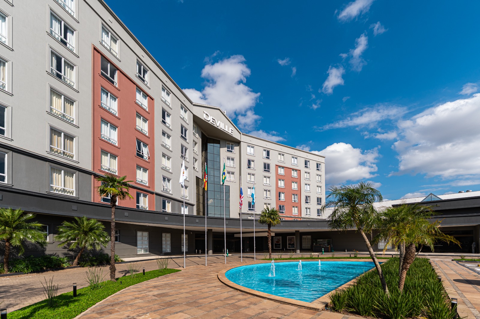 Deville Prime Porto Alegre transforma o Natal em experiência completa com ceia e visita do Papai Noel