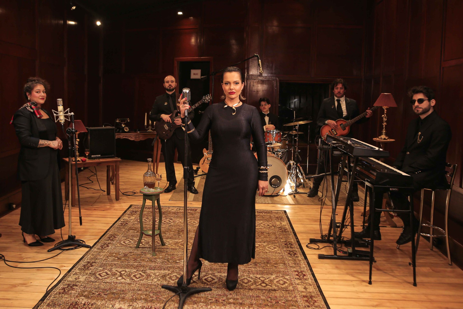 Mari Gazen celebra a força feminina no show “Encanta” no Teatro do Bourbon Country