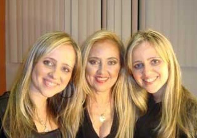 Cantora ADRIANA volta aos palcos ao lado das filhas gêmeas TUANNY e NATANNY