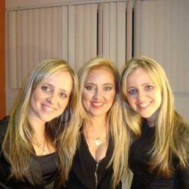 Cantora ADRIANA volta aos palcos ao lado das filhas gêmeas TUANNY e NATANNY