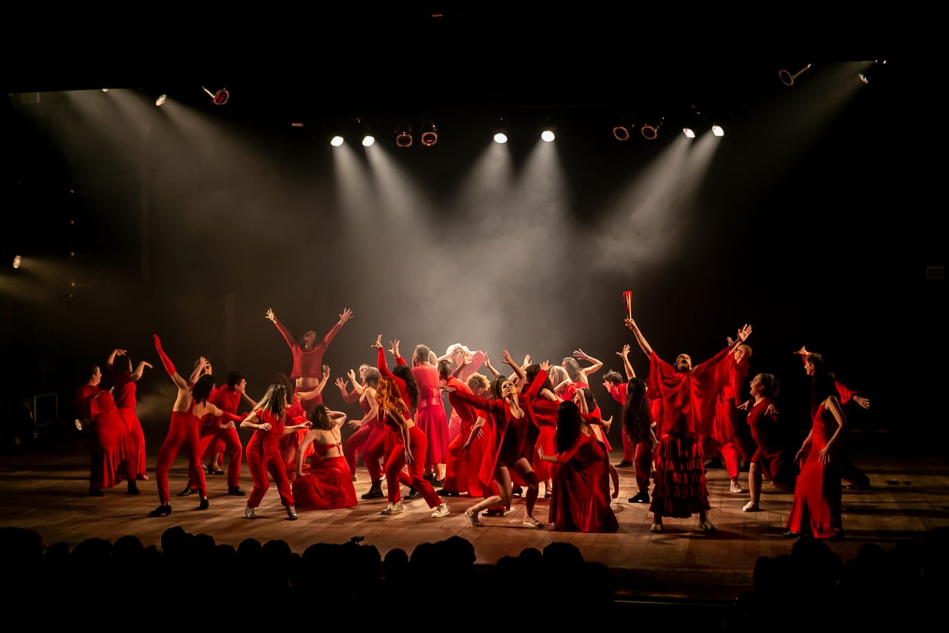 NÓS Performance Teatral reúne mais de 60 artistas em experiência sensorial coletiva no Porto Verão Alegre