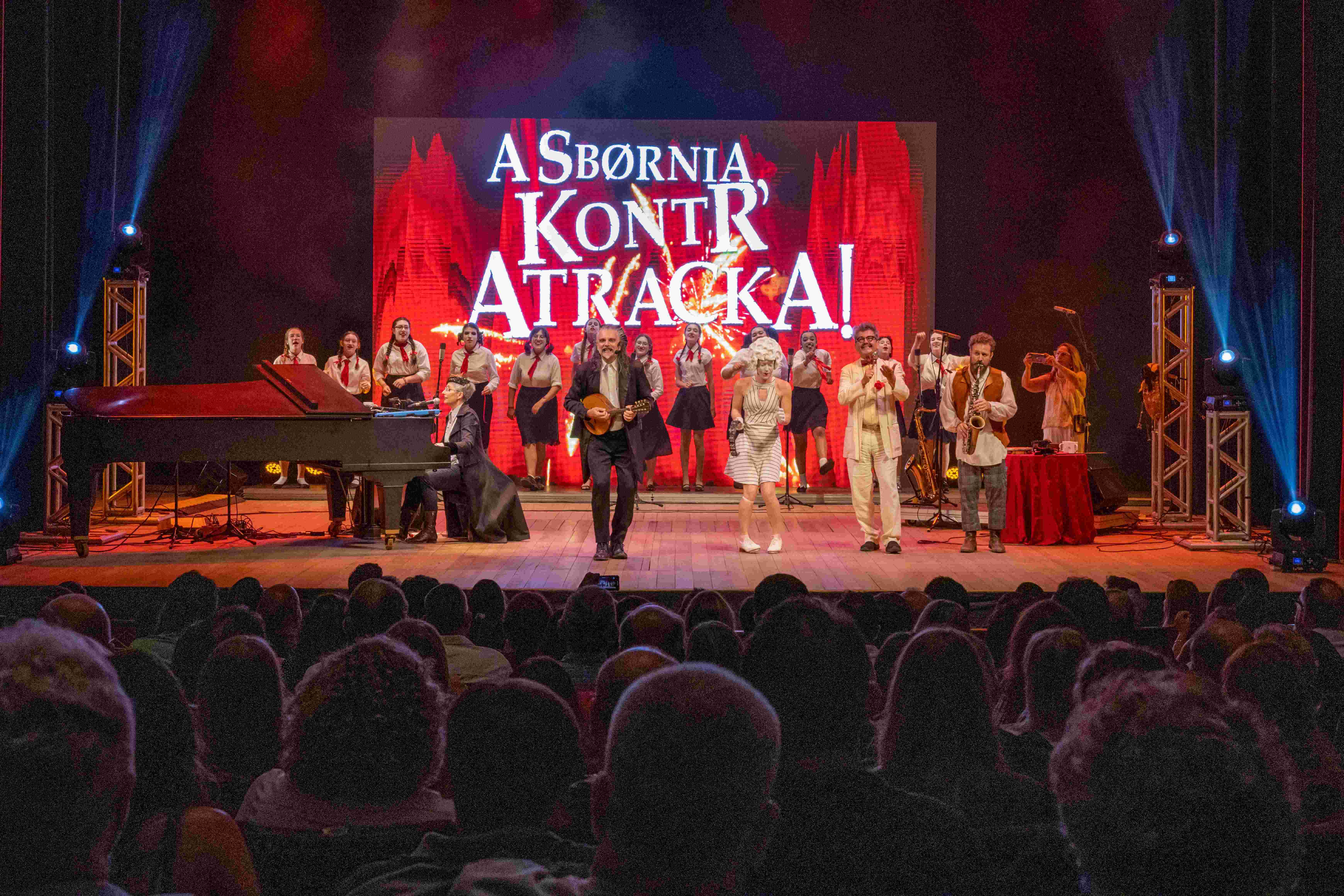 A Sbørnia Kontr`Atracka faz últimas apresentações no Teatro da AMRIGS em Porto Alegre 
