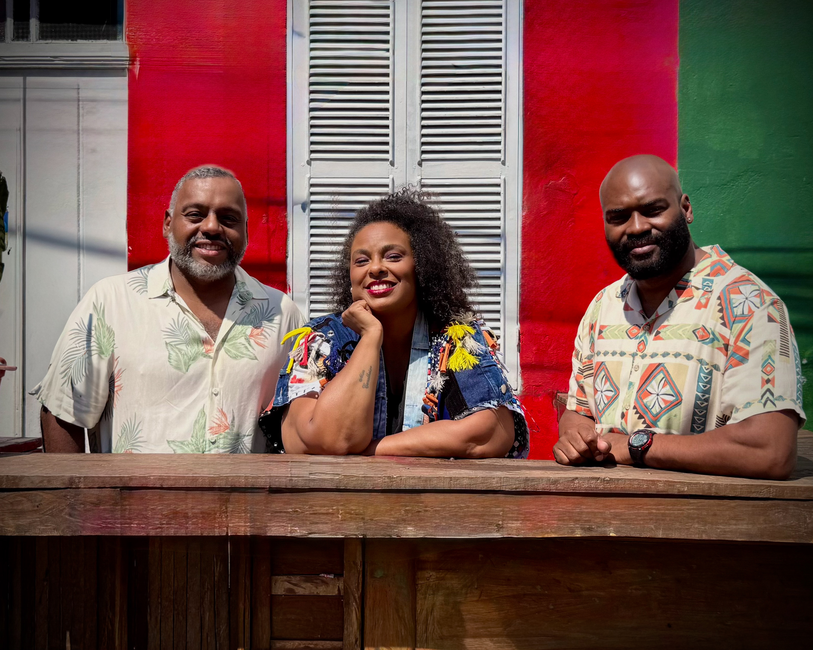 Samba pra Namorar e Edu Moreira celebram os antigos bailes de clube em uma noite de música, brilho e nostalgia