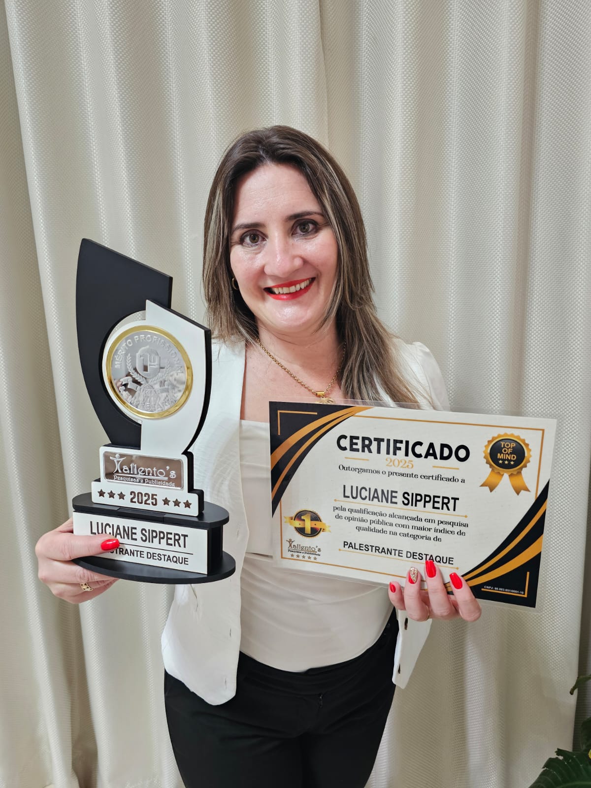 Luciane Sippert recebe Prêmio de Palestrante Destaque 2025 da Tallento’s