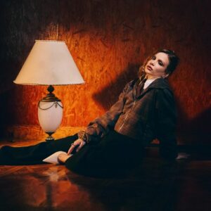 Carol Biazin volta a Porto Alegre com a turnê acústica nem tão pouco assim