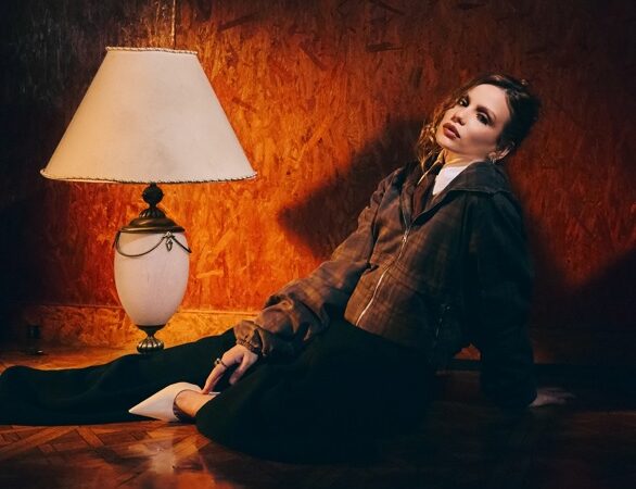 Carol Biazin volta a Porto Alegre com a turnê acústica nem tão pouco assim