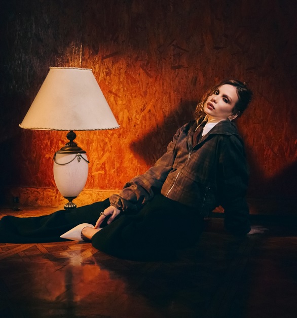 Carol Biazin volta a Porto Alegre com a turnê acústica nem tão pouco assim