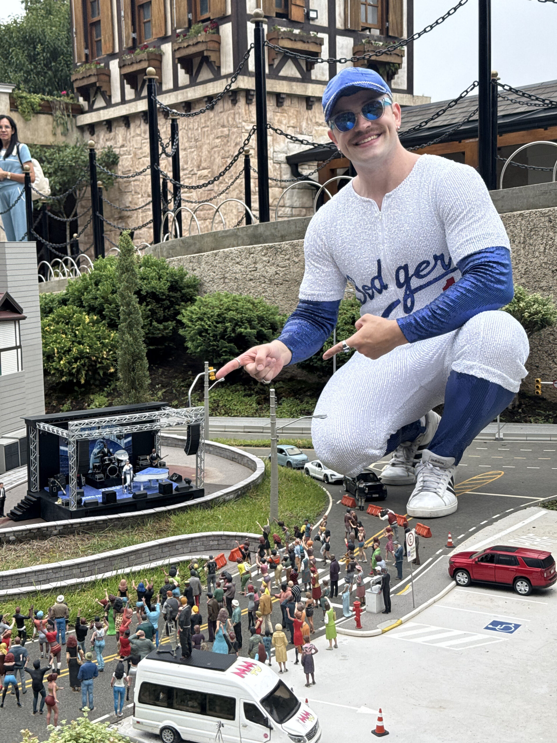 Menor Hard Rock Cafe do mundo completa um ano