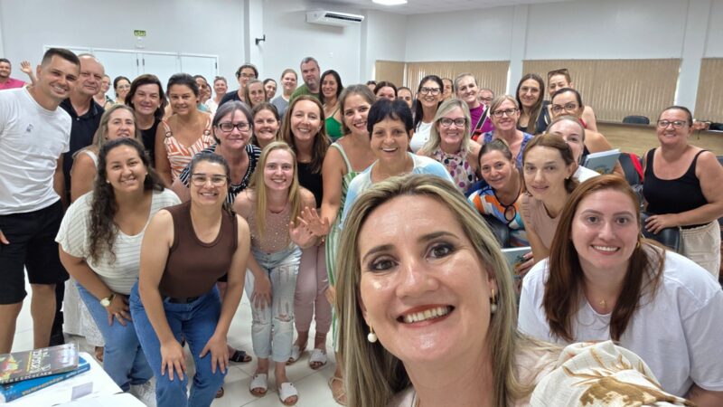 Dra. Luciane Sippert conduz abertura do Ano Letivo em municípios do RS com palestra sobre protagonismo docente e inteligência emocional
