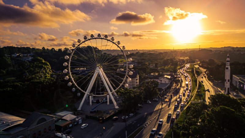 Moradores do RS pagam R$ 29,90 para experiência na roda-gigante do Mundo a Vapor em Canela
