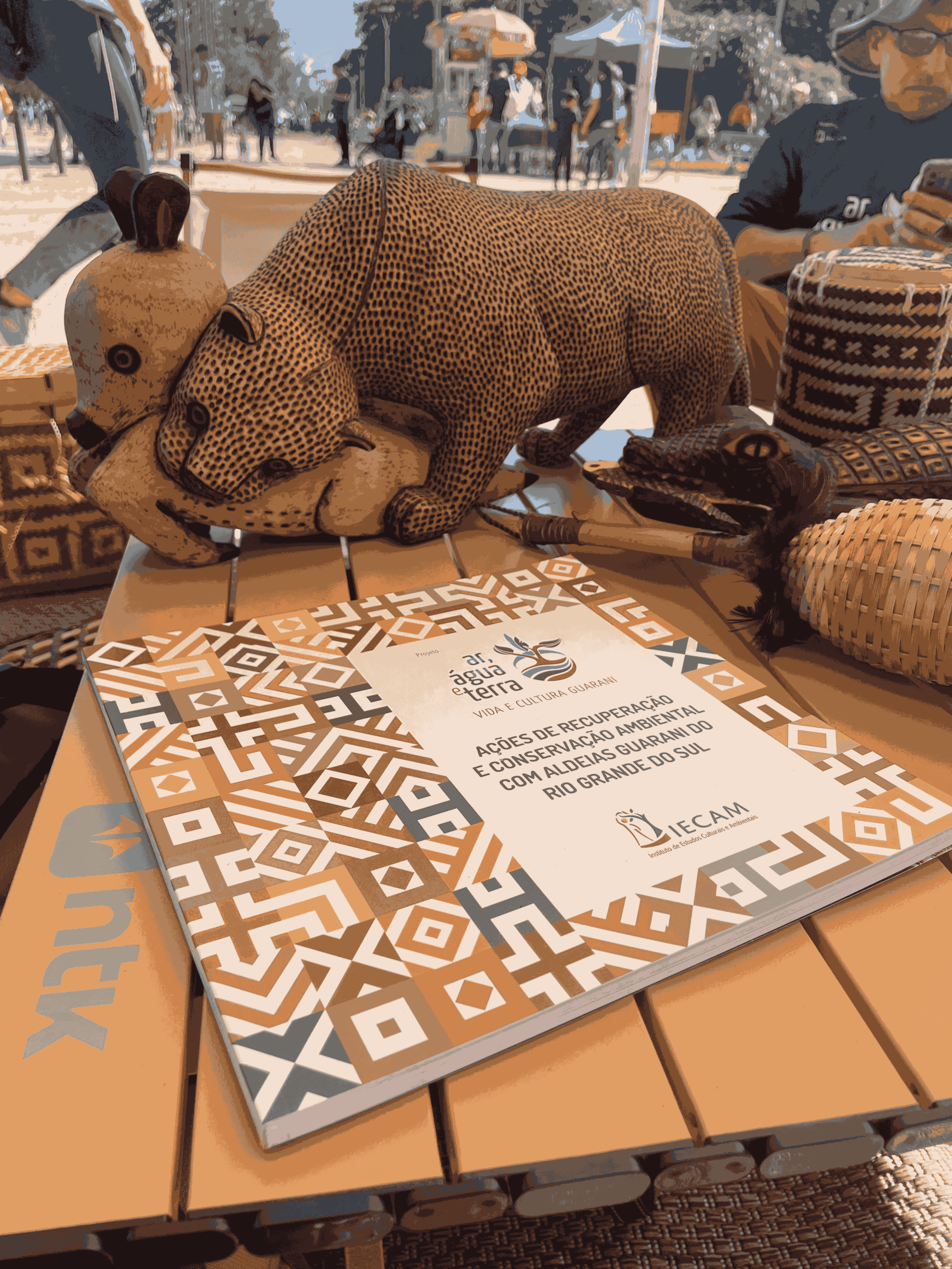 Cultura Guarani ganha espaço no Brique da Redenção em ação que aproxima Porto Alegre e aldeias indígenas