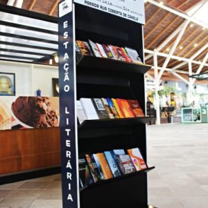 Estante Literária: Rua Coberta de Canela oferece livros gratuitamente para comunidade