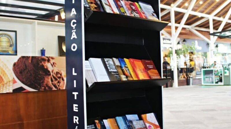 Estante Literária: Rua Coberta de Canela oferece livros gratuitamente para comunidade