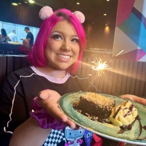 Isadora Guedes comemora aniversário no Mokai 