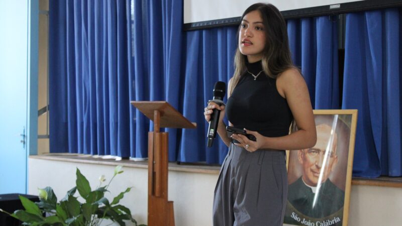 Jovem palestrante Évy Ferrera se destaca em evento com adolescentes no RS