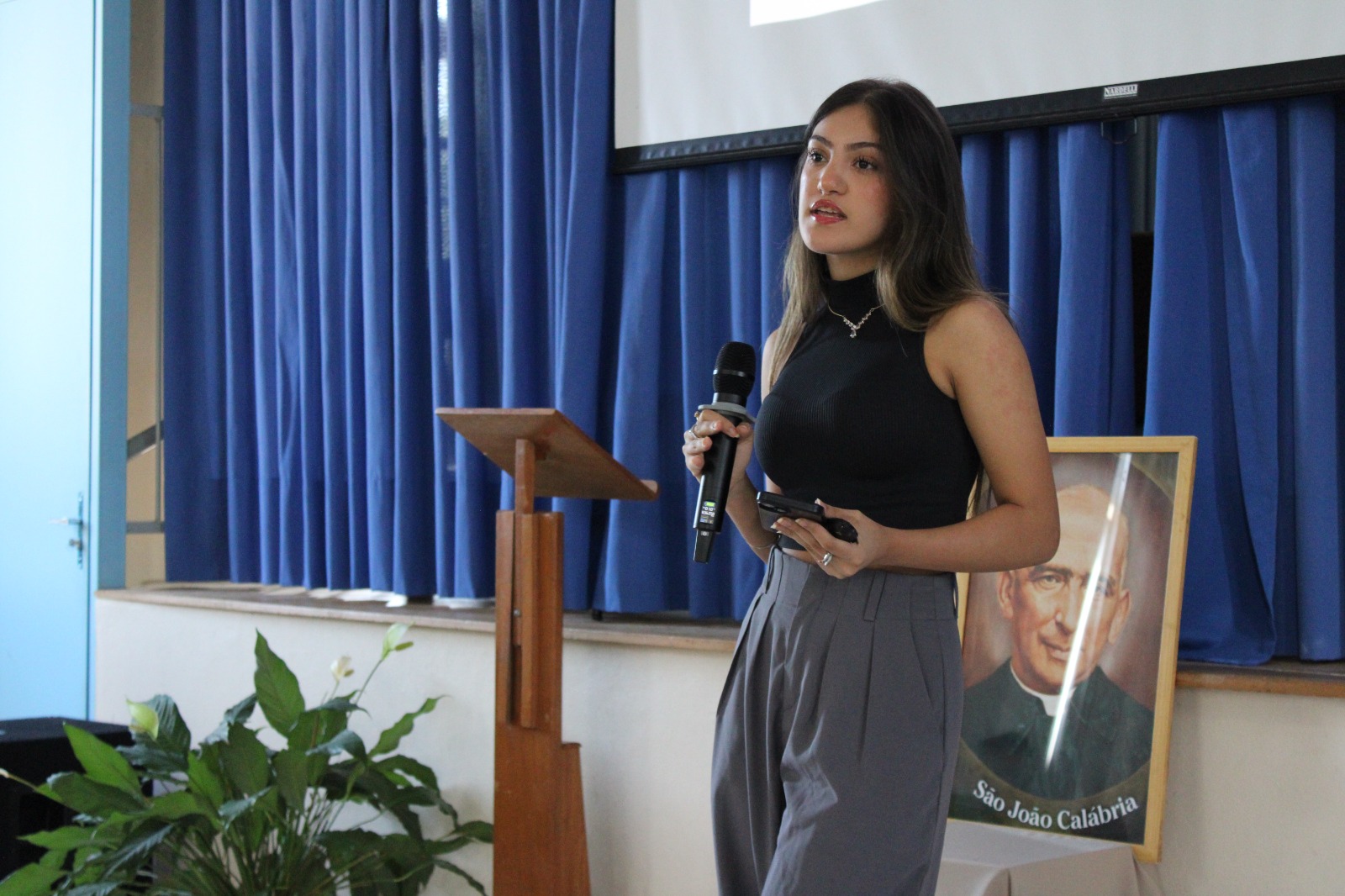 Jovem palestrante Évy Ferrera se destaca em evento com adolescentes no RS