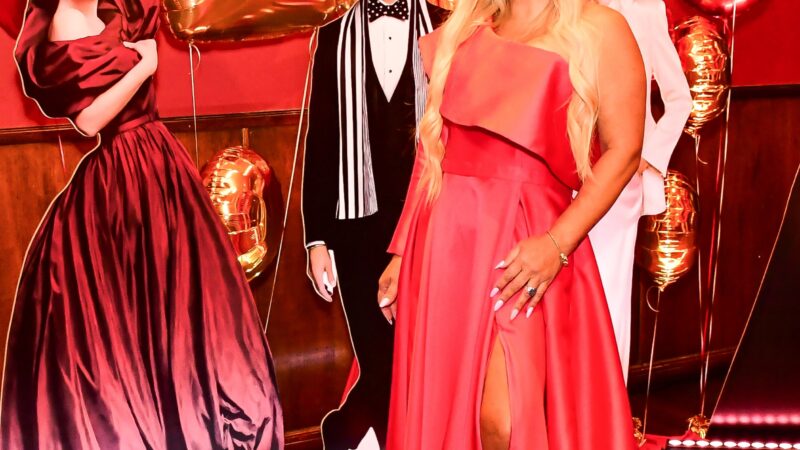 Letícia Swarovski brilha em pré-estreia de “O Diabo Veste Prada” com look inspirado na Barbie edição de colecionador da Mattel
