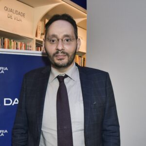 A Indústria da Prosperidade: o Brasil das Promessas Vazias, e da Fé Vendida em Parcelas
