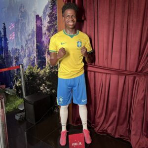 Vini Junior ganha estátua em tamanho real no Dreamland Museu de Cera em Gramado