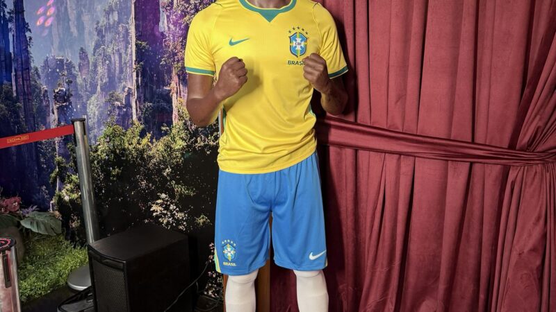 Vini Junior ganha estátua em tamanho real no Dreamland Museu de Cera em Gramado
