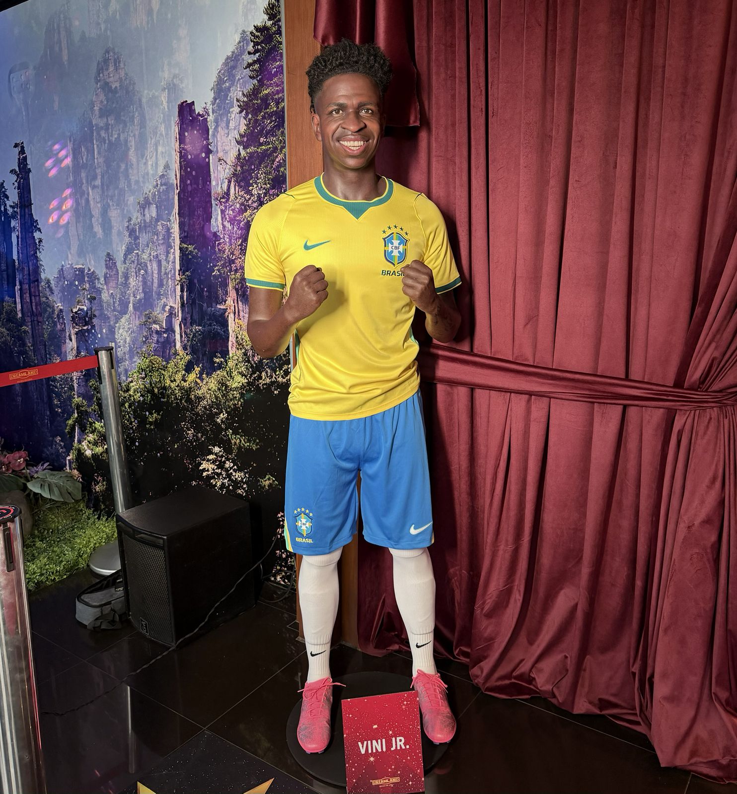 Vini Junior ganha estátua em tamanho real no Dreamland Museu de Cera em Gramado