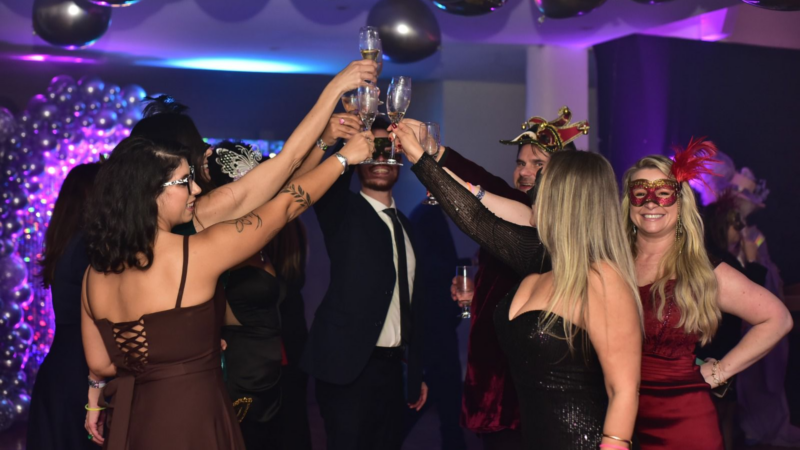 Baile de Máscaras encerra a Mostra Elite Design com uma celebração de elegância, encontros e experiências
