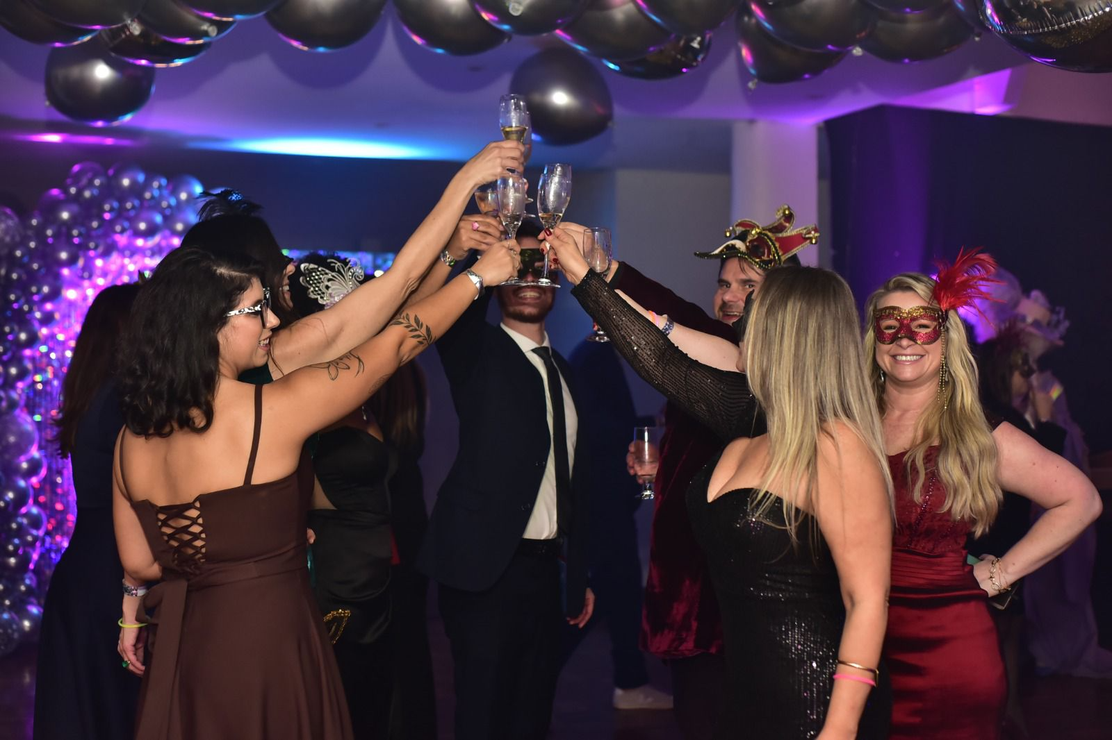 Baile de Máscaras encerra a Mostra Elite Design com uma celebração de elegância, encontros e experiências