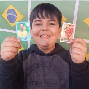 A Febre dos Álbuns de Figurinhas: Júlio César Jacobsen tira Vini Jr. e Cristiano Ronaldo Legend Dourado no mesmo pacotinho