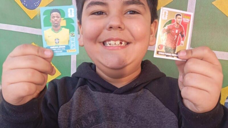 A Febre dos Álbuns de Figurinhas: Júlio César Jacobsen tira Vini Jr. e Cristiano Ronaldo Legend Dourado no mesmo pacotinho