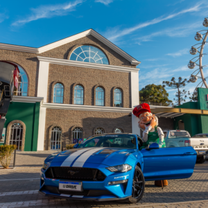 Parque Mundo a Vapor transforma o Dia dos Pais em uma viagem entre máquinas históricas e passeio com um Mustang V8