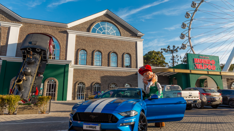 Parque Mundo a Vapor transforma o Dia dos Pais em uma viagem entre máquinas históricas e passeio com um Mustang V8