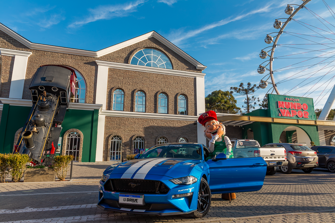 Parque Mundo a Vapor transforma o Dia dos Pais em uma viagem entre máquinas históricas e passeio com um Mustang V8