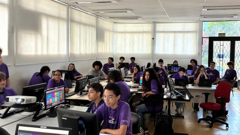 Curso gratuito de Programação Web prepara jovens para o mercado de trabalho