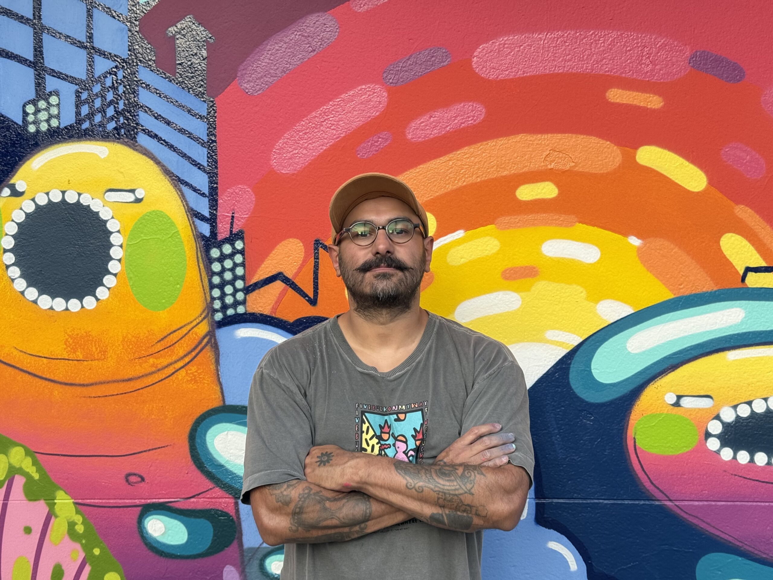 Novo mural de Celo Pax na Thony Ferragem retrata Porto Alegre