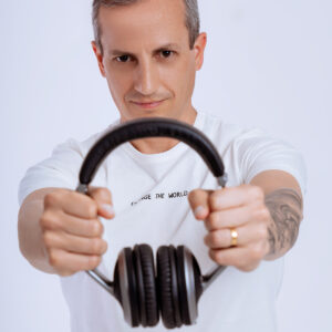 DJ Alan Mino se apresenta na Estação Campos de Canella