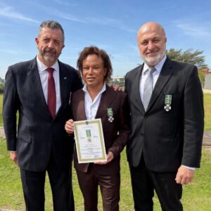 O colunista e produtor Lucca Rossi recebe a Medalha Pró-Pátria da Liga da Defesa Nacional