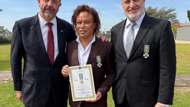 O colunista e produtor Lucca Rossi recebe a Medalha Pró-Pátria da Liga da Defesa Nacional
