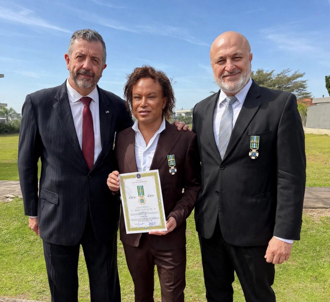 O colunista e produtor Lucca Rossi recebe a Medalha Pró-Pátria da Liga da Defesa Nacional