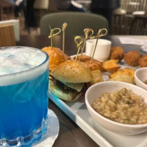 Experiência Inesquecível no Deville Prime Porto Alegre: Gastronomia, Coquetelaria Temática e Conforto no Coração da Capital