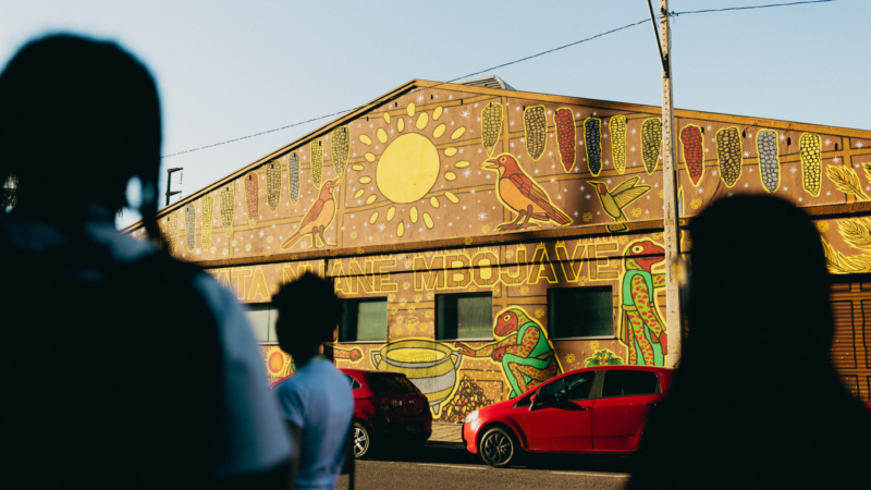 Xadalu leva o fogo para o centro da nova galeria da Bienal no Instituto Caldeira