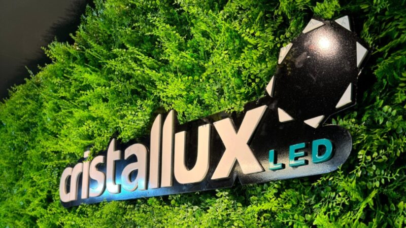 Cristallux completa 12 anos e estreia como expositora internacional
