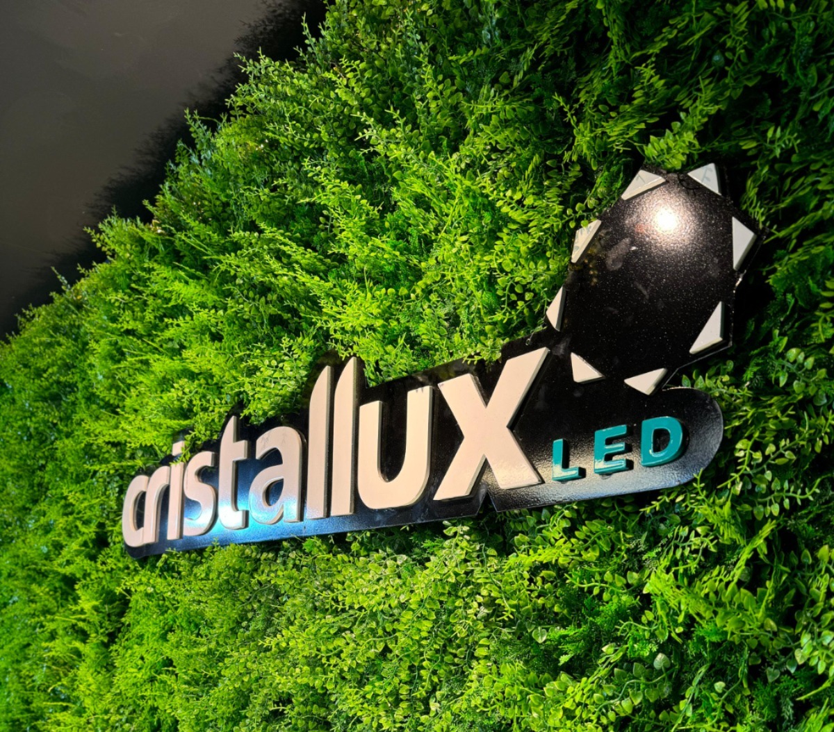 Cristallux completa 12 anos e estreia como expositora internacional