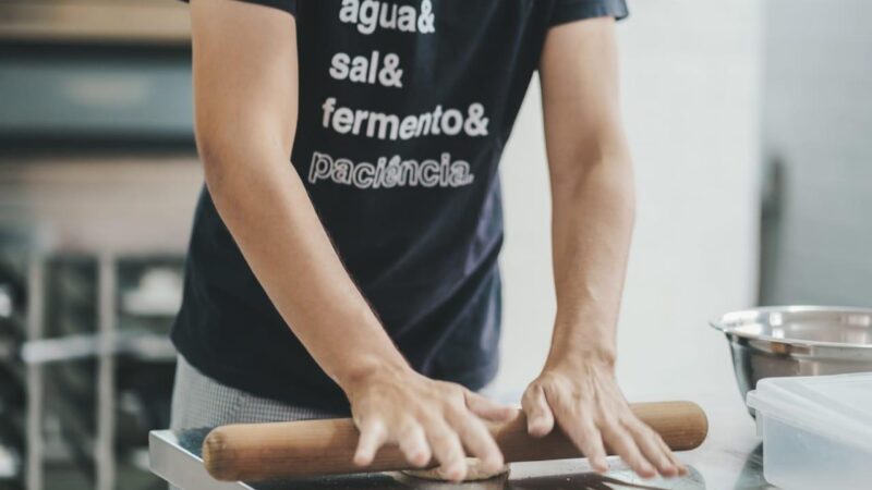 Único cearense na Ambassadeurs du Pain no Brasil e membro da Accademia Dei Mastro Del Lievito Madre e Del Panettone, Brunno Malheiros vem fazendo história com a sua Cheiro do Pão