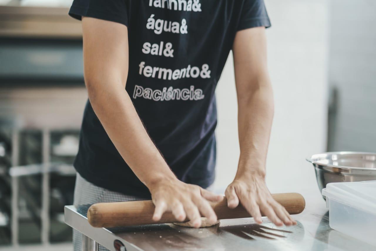 Único cearense na Ambassadeurs du Pain no Brasil e membro da Accademia Dei Mastro Del Lievito Madre e Del Panettone, Brunno Malheiros vem fazendo história com a sua Cheiro do Pão