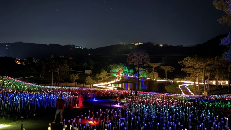 Sunset Lumni + Luau promete unir música, gastronomia e espetáculo de luzes em Gramado