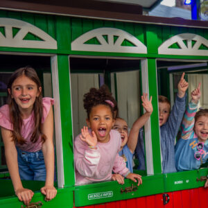 Caça ao tesouro em uma “viagem” pela história desafia o público infantil no Parque Mundo a Vapor
